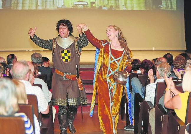 El Cid y Jimena abandonan el Teatro Principal entre aplausos.