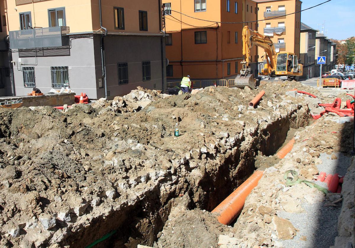 Obras de reurbanización en la calle París, barrio de San José, ayer.