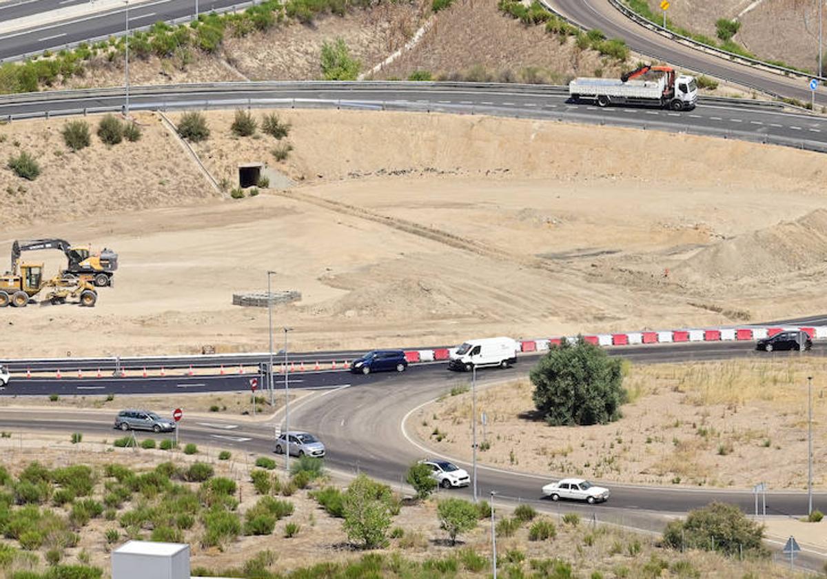 Abierto el nuevo carril que aliviará los atascos en la rotonda de La Cistérniga