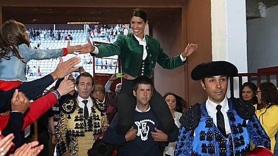 Lea Vicens corta las dos únicas orejas de una tarde decepcionante
