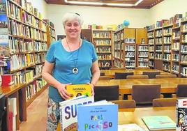 Mari Carmen Melchor, en la biblioteca de Ayllón.