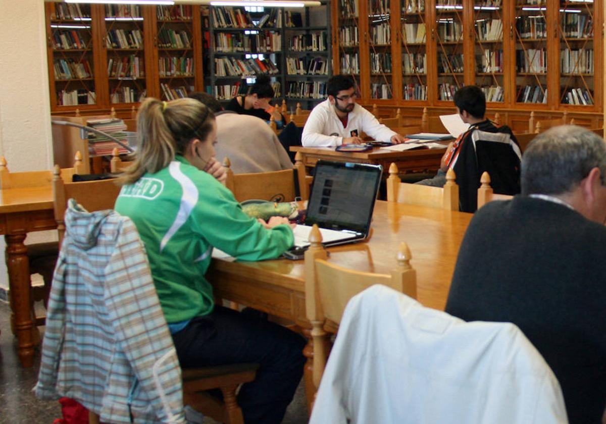 Usuarios en la biblioteca de Cuéllar, en una imagen de archivo.