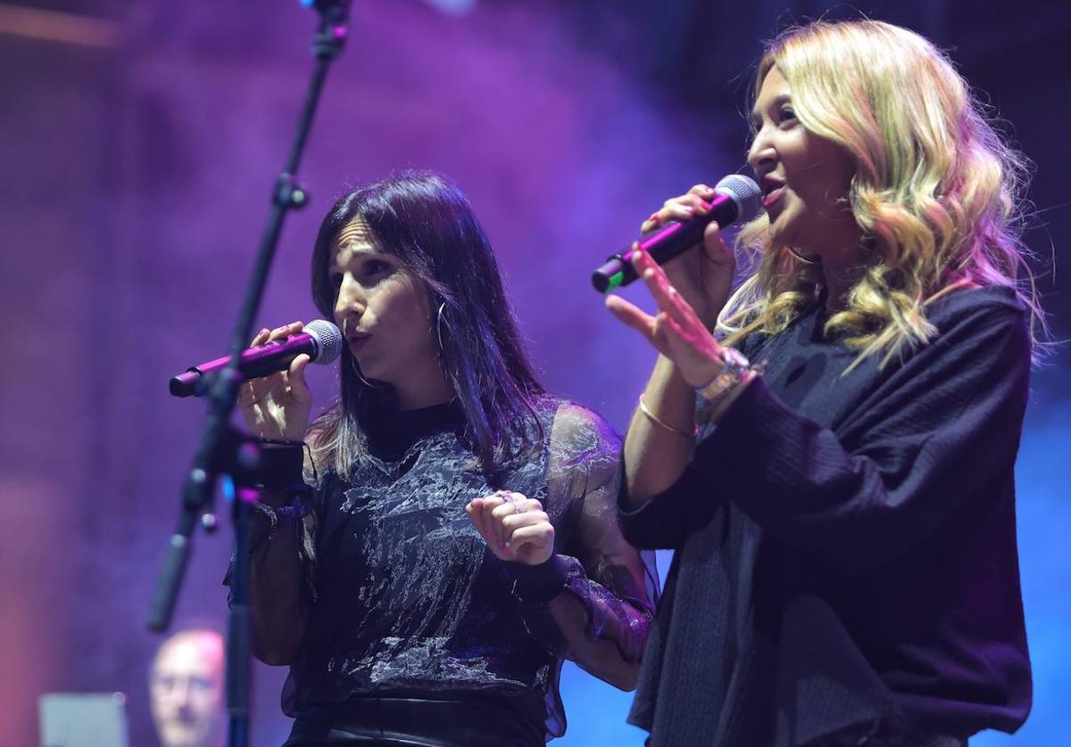 Las integrantes de Ella Baila Sola en la Plaza Mayor.