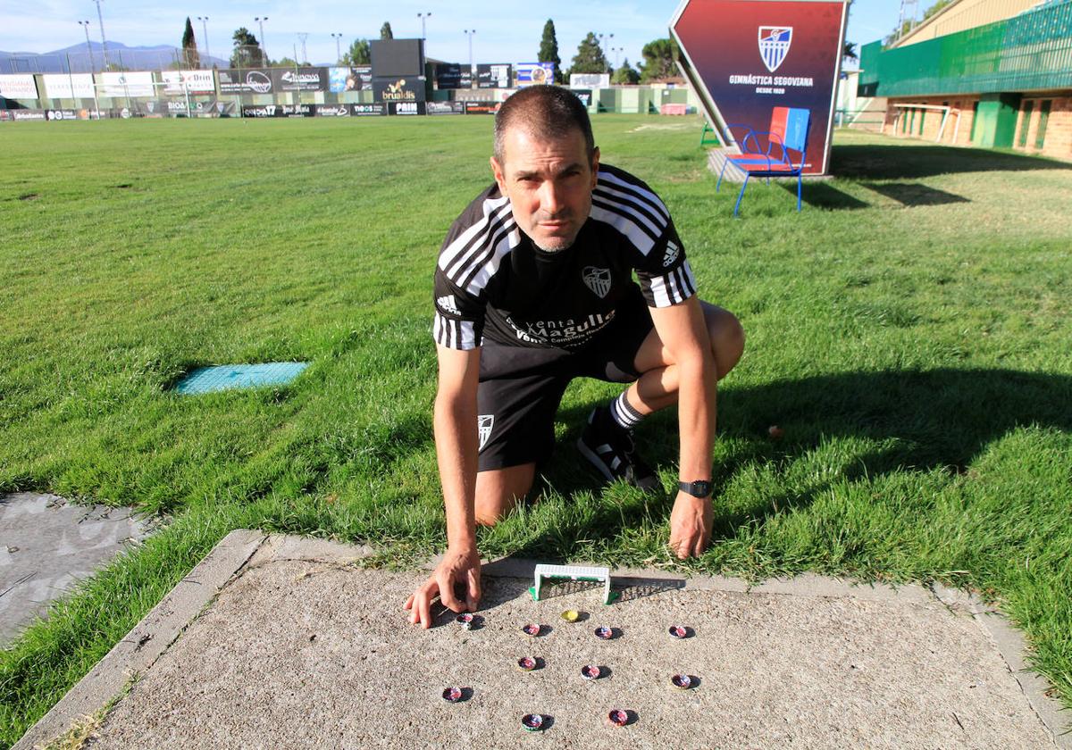 Ramsés Gil, entrenador de la Gimnástica, juega a las chapas en La Albuera.