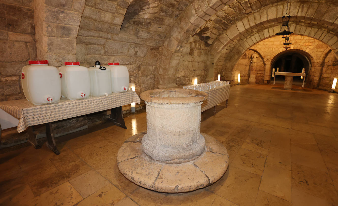 Los palentinos mantienen viva la tradición de beber agua en la cripta