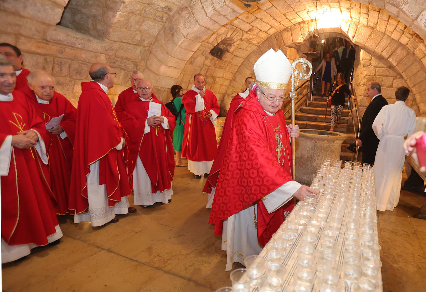 Los palentinos mantienen viva la tradición de beber agua en la cripta