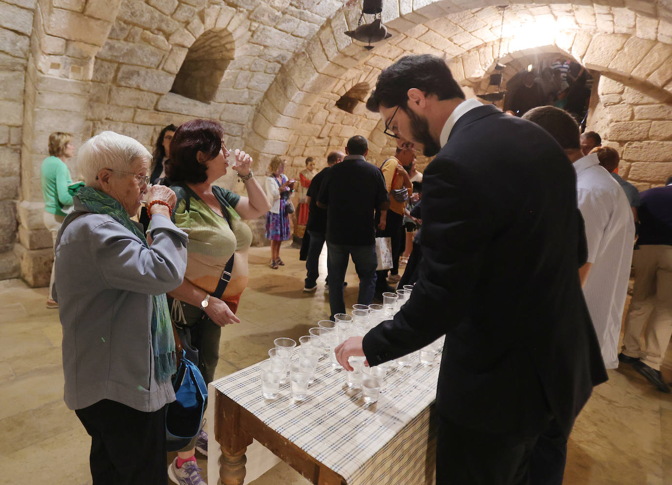 Los palentinos mantienen viva la tradición de beber agua en la cripta