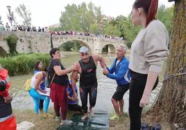 Uno de los participantes sale del río.