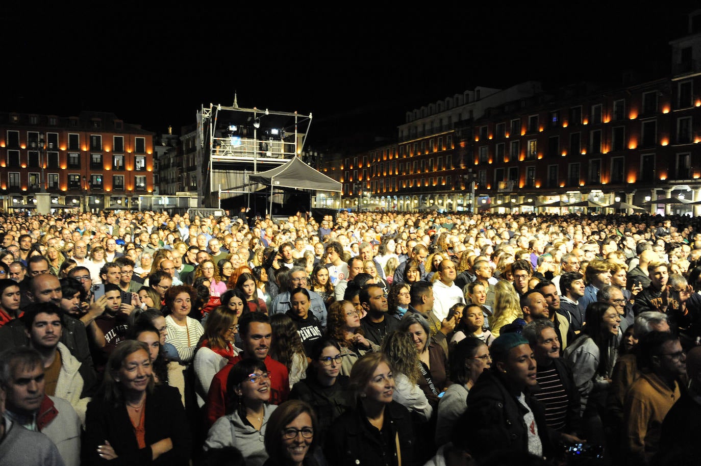 Estado de la Plaza Mayor para escuchar a Ana Torroja.