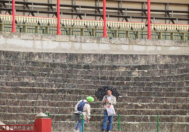 El tendido, vacío tras anunciarse la suspensión de la corrida de rejones.