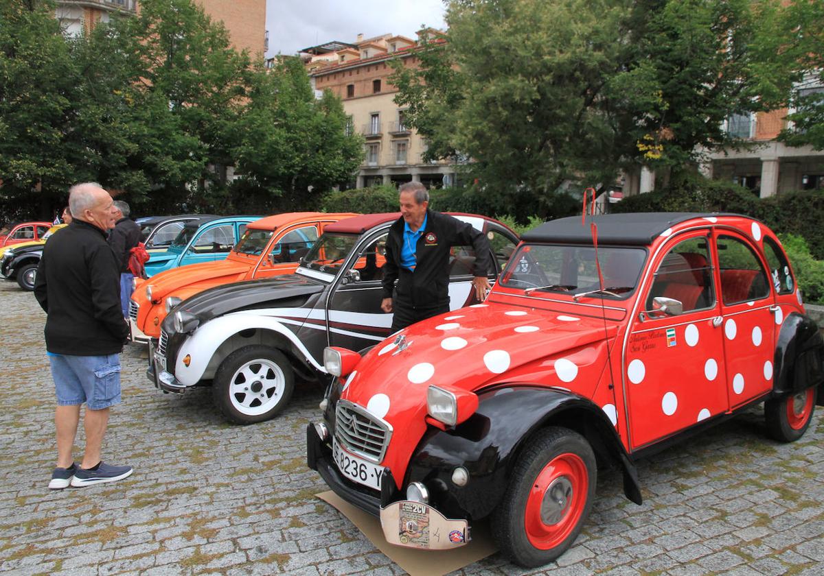 Dos aficionados charlan junto a los coches expuestos ayer en San Millán.