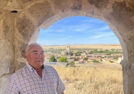 Gerardo Hernández en las ruinas recién consolidadas de la iglesia del Salvador