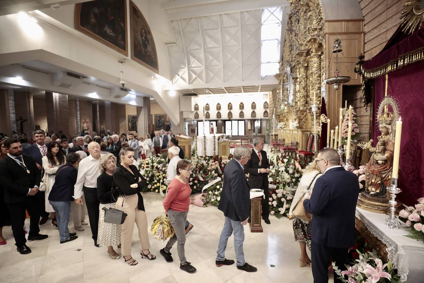 La ofrenda floral a la patrona en imágenes