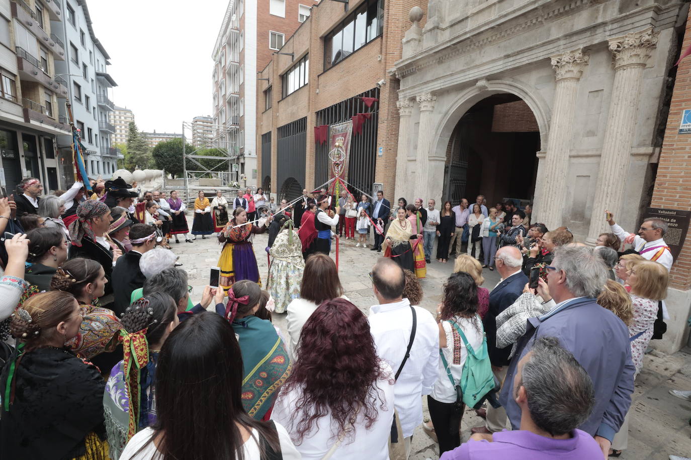 La ofrenda floral a la patrona en imágenes