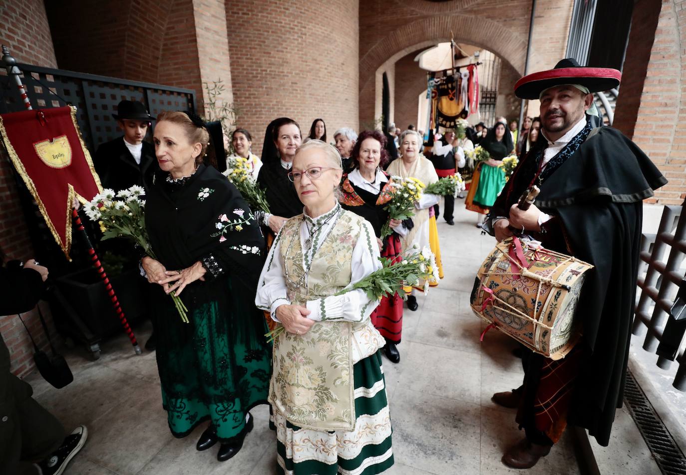 La ofrenda floral a la patrona en imágenes