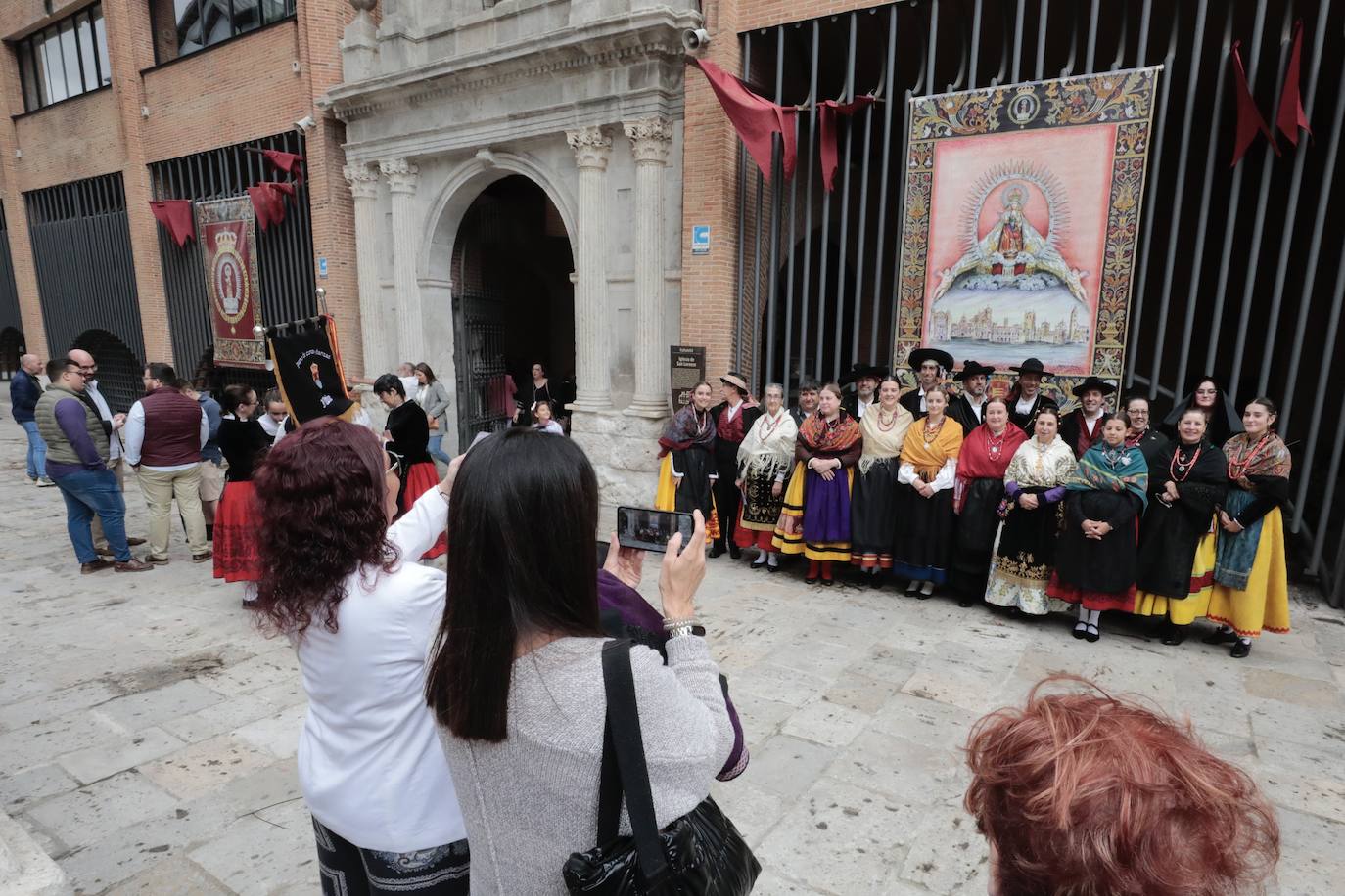 La ofrenda floral a la patrona en imágenes