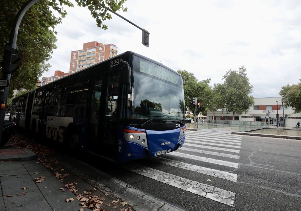 Un autobús de la línea de Entrepinos pasa por el paseo de Zorrilla este fin de semana.