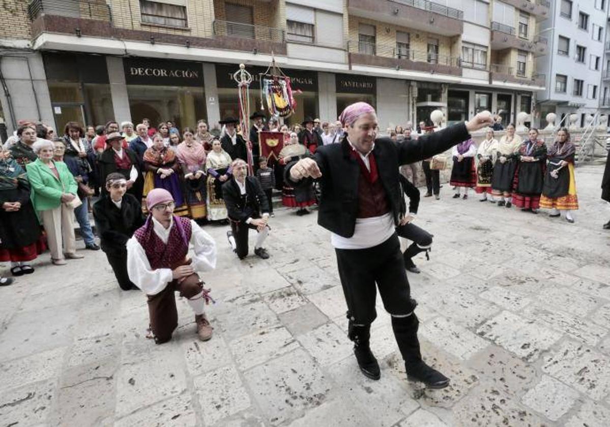 Jotas en honor a la patrona ante la iglesia de San Lorenzo.