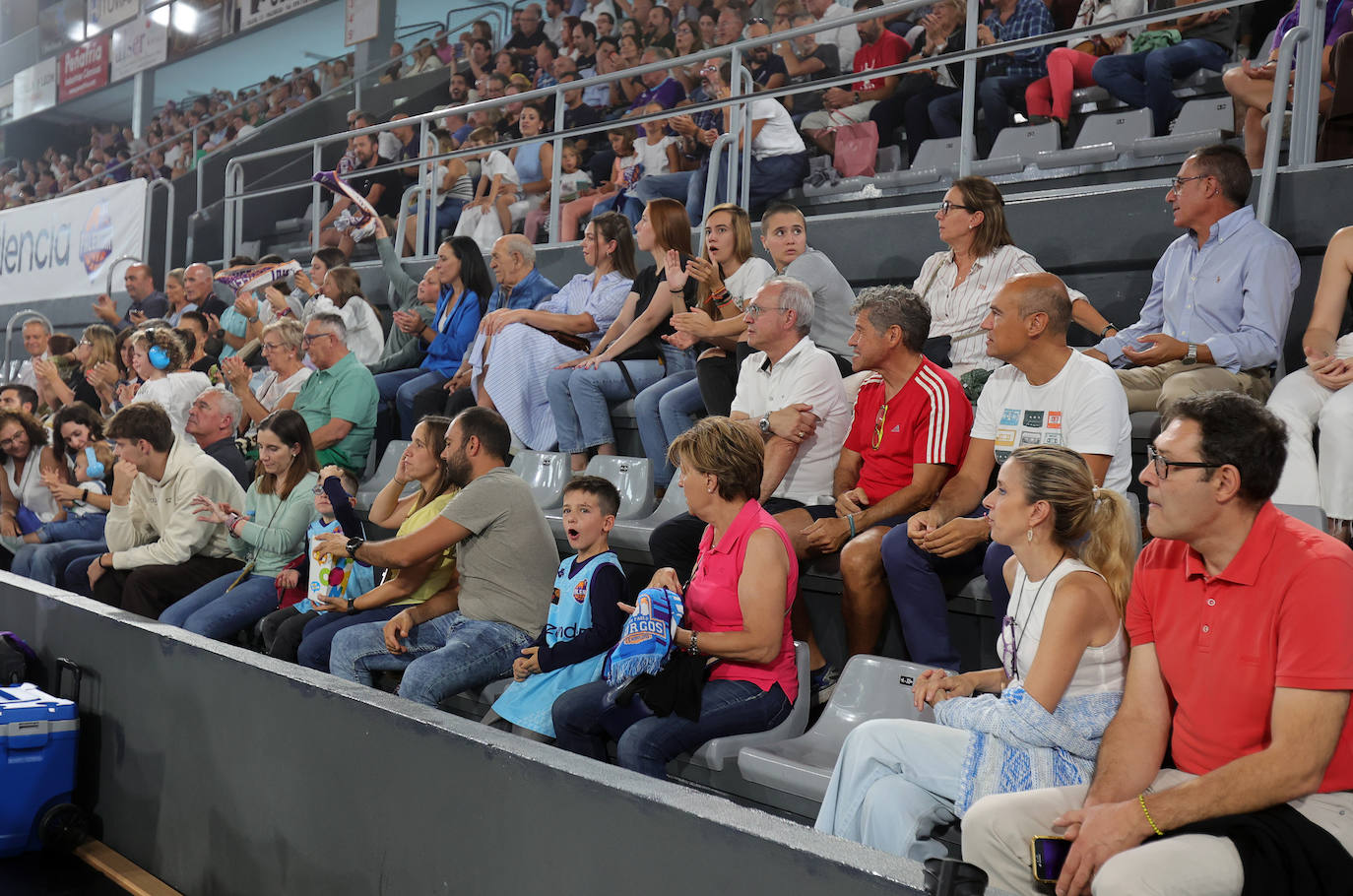 La afición apoya al Zunder Palencia en el primer partido de pretemporada en casa