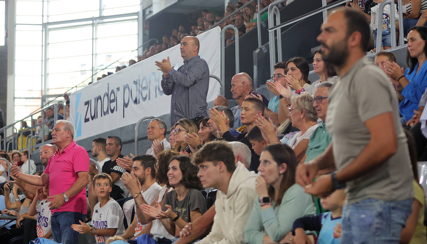 La afición apoya al Zunder Palencia en el primer partido de pretemporada en casa