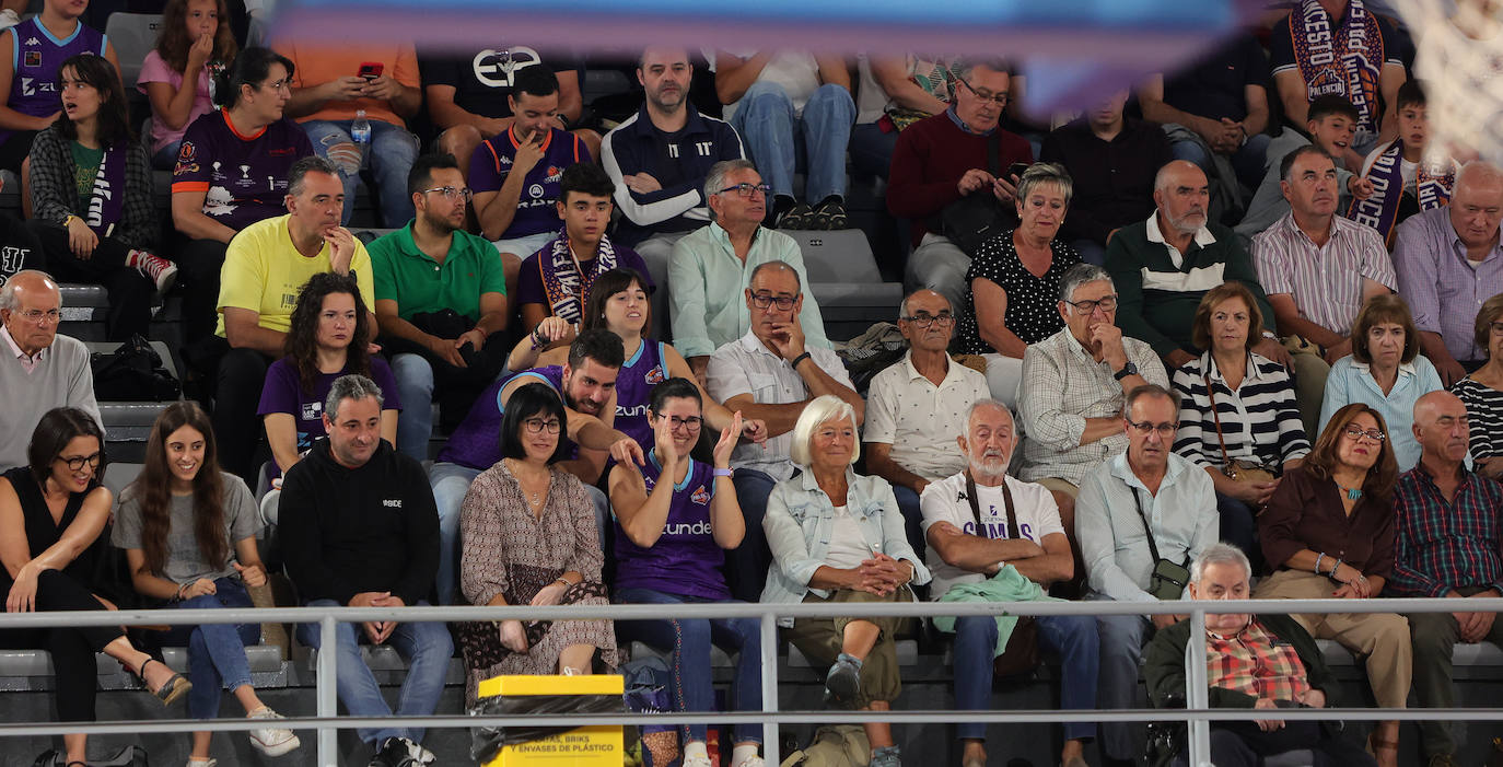 La afición apoya al Zunder Palencia en el primer partido de pretemporada en casa