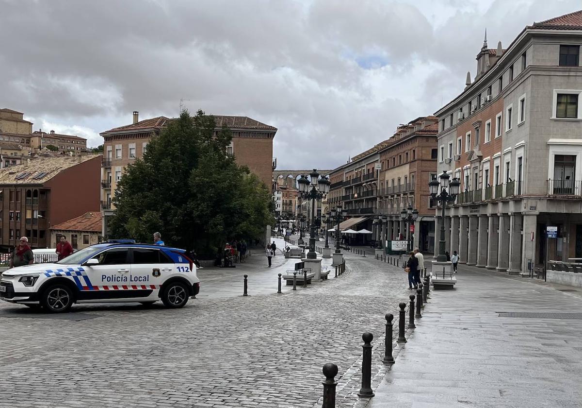 Una patrulla de la Policía Local, este domingo, en la avenida del Acueducto.