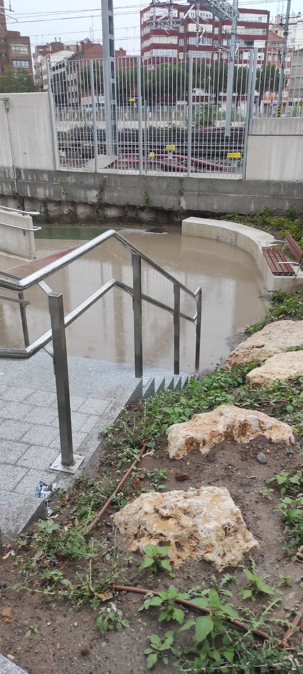 Inundaciones en el acceso al nuevo paso peatonal de Labradores