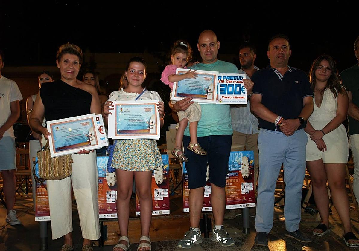 Los hosteleros ganadores el XVIII Certamen del Pincho Piñonero junto al alcalde de Pedrajas de San Esteban.