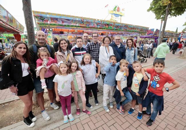 El vallisoletano Manuel Calvo y amigos disfrutando de una tarde de ferias con sus niños