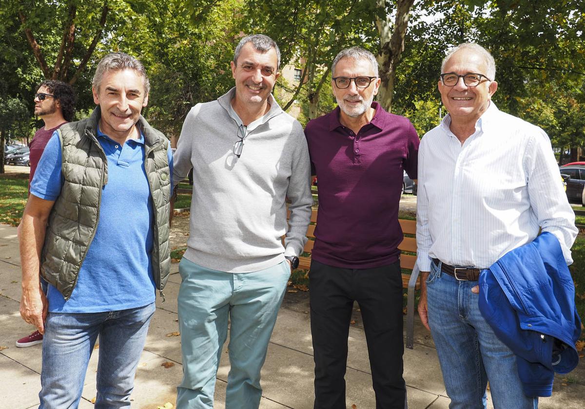 Fernando Escartín, Javier Guillén, Kiko García y López Cerrón, en el exterior de la Escuela de Cocina.