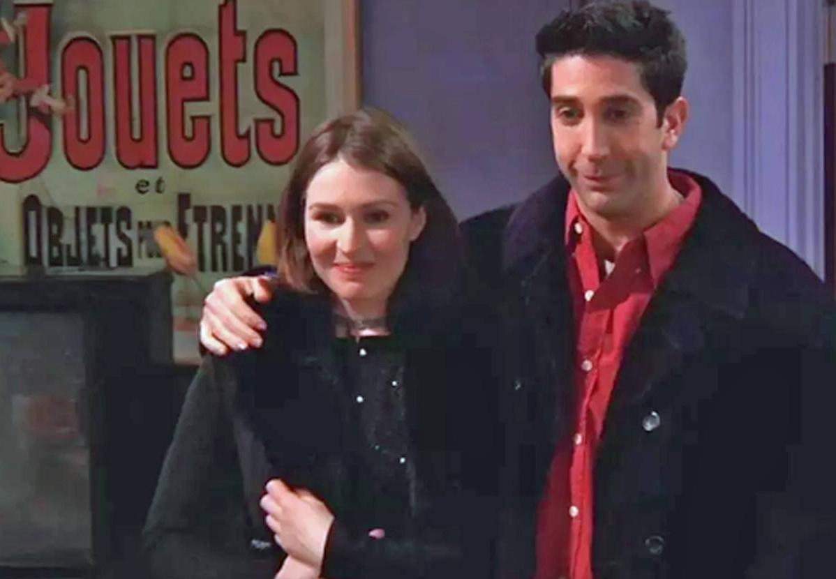 Emily junto a Ross en la serie 'Friends'.