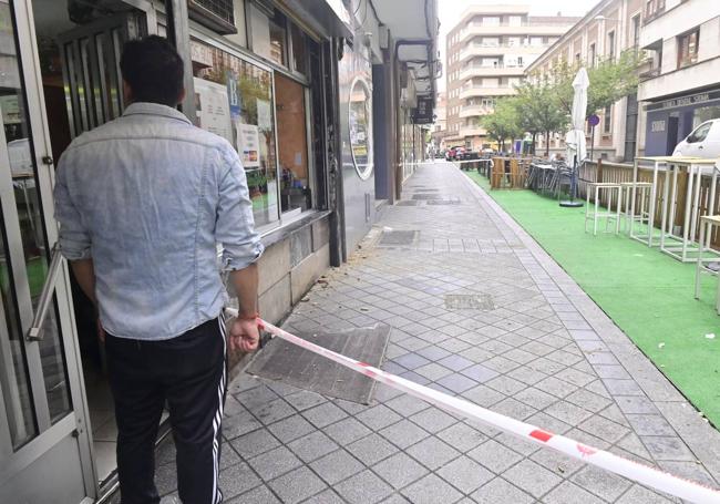 Precinto por desprendimiento de cascotes en un edificio de Conde de Ribadeo, en Valladolid, donde han intervenido los bomberos la mañana de este lunes.