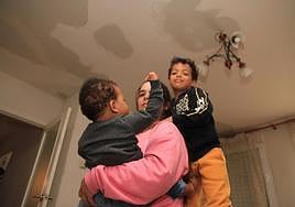 Una de las familias que vive en las viviendas de Nueva Segovia afectadas, con filtraciones en el techo.