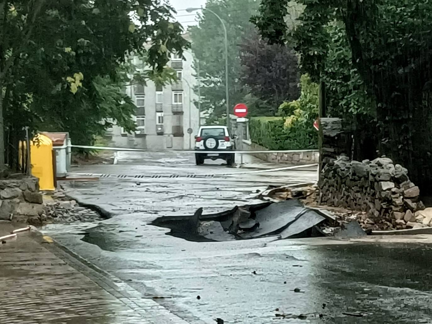 Destrozos en una calle de El Espinar causados por el temporal.