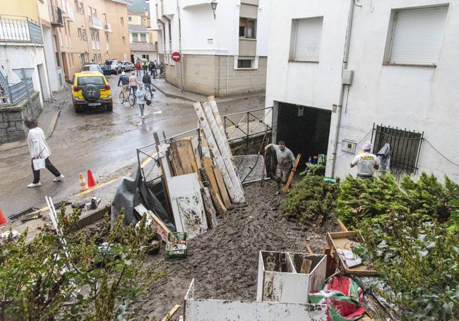 Numerosos vecinos de El Espinar realizan labores de limpieza del agua y barro en un garaje y varias calles tras el paso de la DANA .