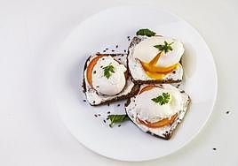 Las tostadas con huevos escalfados, listas para su consumo.