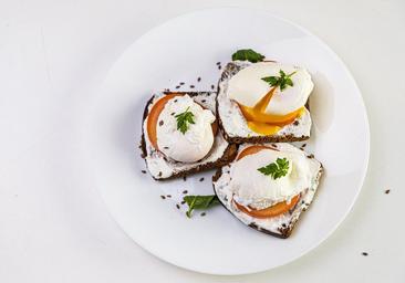 Tostada de huevos escalfados para desayunar