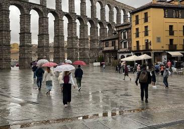 Los bomberos intervienen en varias calles de Segovia para reducir el agua acumulada