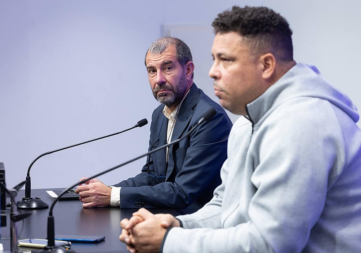Ronaldo Nazario y David Espinar en la rueda de prensa tras el descenso del Real Valladolid.