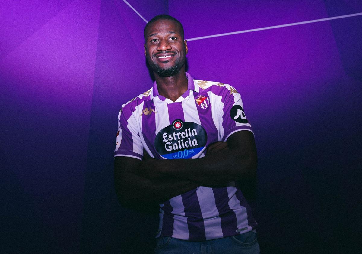 Mamadou Sylla posa con la camiseta del Real Valladolid.