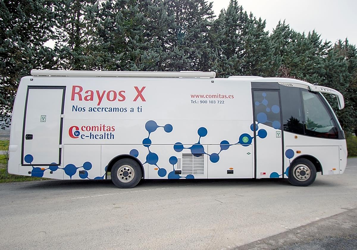 La unidad móvil de telemedicina que recibirá a los corredores en la línea de meta de La Vuelta.