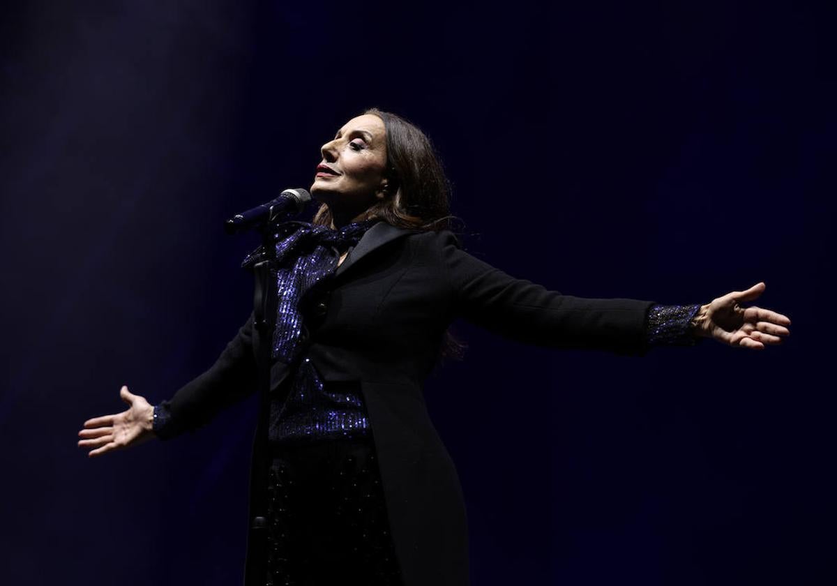 Luz Casal, durante su concierto en la Plaza Mayor de Valladolid.
