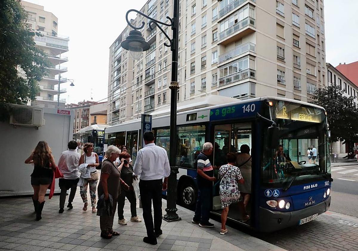 Usuarios de Auvasa, ayer en una parada.