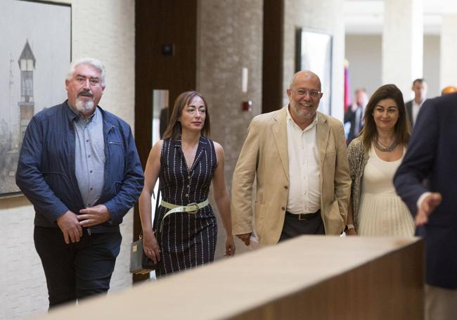 Igea, flanqueado por María Teresa Gago y Marta Sanz, junto al también procurador de Cs José Ignacio Delgado, en 2019, en las Cortes.