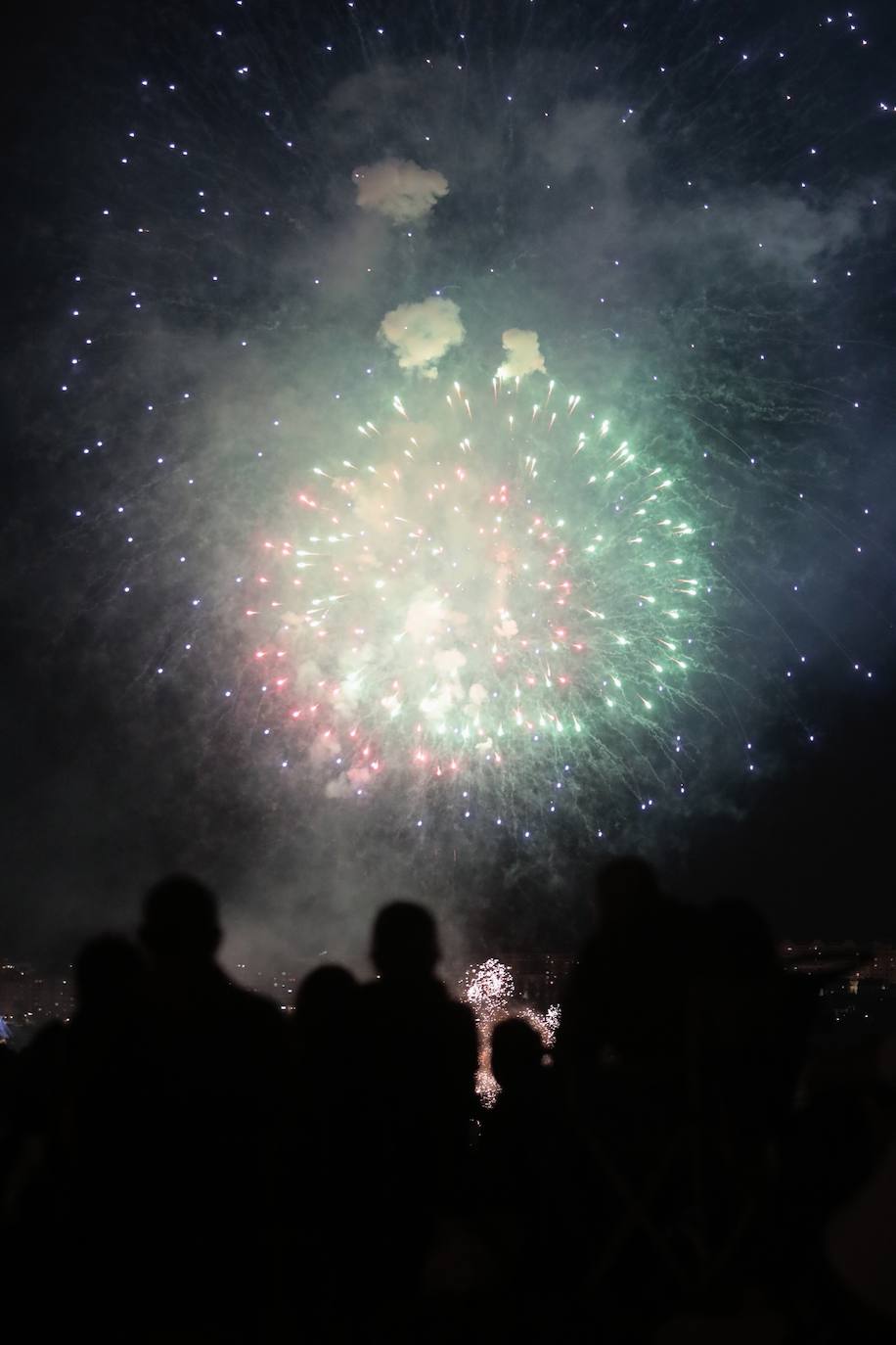 Los fuegos artificiales de la noche del martes, en imágenes