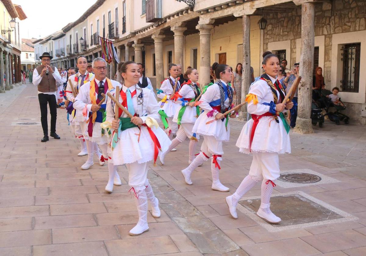Paloteo y danza definen el ritmo las fiestas patronales de Ampudia.