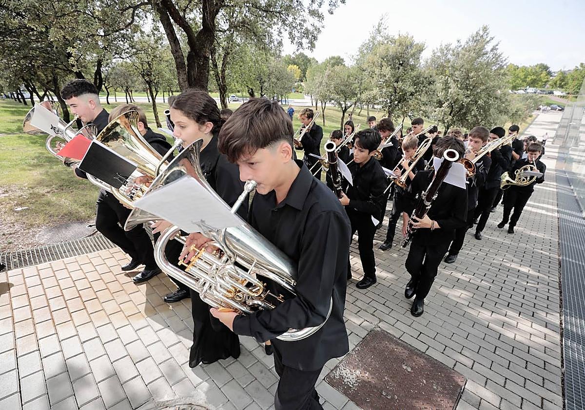 Los alumnos ensayaron el lunes en las inmediaciones del Centro Cultural Miguel Delibes