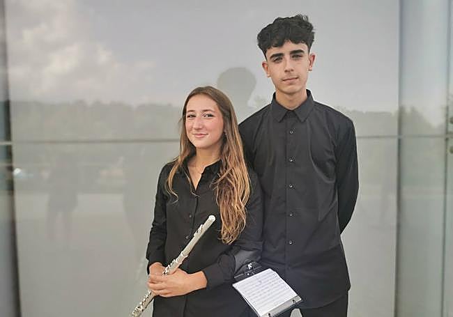 Clara Gómez, de 16 años y Álvaro Valentín, de 15 son dos de los músicos que viajarán a Disneyland París