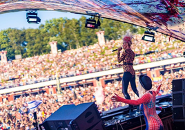 Nervo en un concierto en el festival de Tomorrowland.