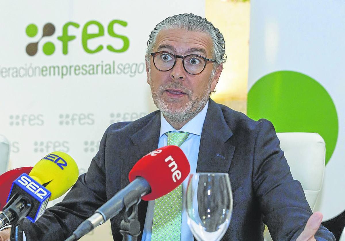 Andrés Ortega, durante un desayuno informativo con miembros de la patronal segoviana.